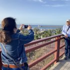 Primeros turistas visitando el Cable Inglés la pasada semana.