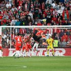 El Valencia lo intentó todo para llevarse un punto del Mediterráneo.