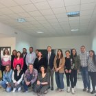 Fotografía de familia con miembros del curso y autoridades como el delegado y el alcalde.