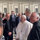El Papa Francisco, con Antonio Gómez Cantero, ante los alumnos del Colegio Diocesano de San Ildefonso.