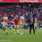 El equipo saludando a la afición después de buscar el empate en el Metropolitano.