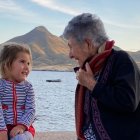 Dolores junto a Carlota, su bisnieta.