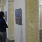 Una visitante observa una fotografía en el CAF.