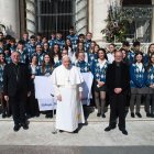 Foto de familia de los alumnos de Primero de Bachillerato del Colegio Diocesano de Almería junto al obispo y al Papa Francisco.