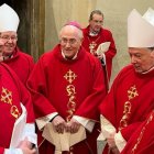 Adolfo González Montes, en el centro, en el funeral del Papa Benedicto XVi.