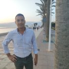 Francisco Rodríguez posando para LA VOZ y SER en el Paseo Marítimo.