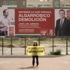 Activista de Greenpeace frente al polémico cartel.
