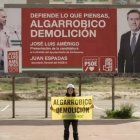 Activista de Greenpeace frente al polémico cartel.