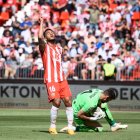 Luis Suárez se lamenta en el área del Athletic en la primera mitad del choque.