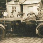 En la foto de 1930, montados delante en un Ford, José Navarro Moner y su padre José Navarro Corbató. Detrás, un empleado y con sombrero, Manuel Páez