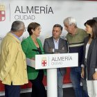Adriana Valverde acompañada de miembros del grupo municipal socialista