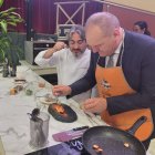 El cocinero Tony García junto al alcalde cuevano, Antonio Fernández.