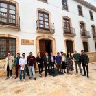 Los poetas llegados a Albox junto al presidente del jurado y el alcalde de la localidad.