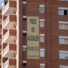 Imagen de archivo de un cartel de alquiler de viviendas.