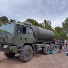 Un camión cisterna de La Legión participa en Sierra de Gádor (Almería) en los riesgos para la renaturalización del espacio.