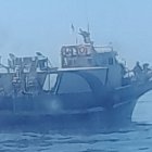 Barco marroquí captado de noche con las redes ilegales de deriva.