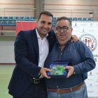 Sebas Fernández con el concejal de Deportes de Roquetas, José Juan Rubí.