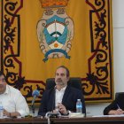 El alcalde carbonero, José Luis Amérigo (centro) en el Pleno de este miércoles.