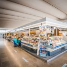 Interior del mercado municipal de abastos.