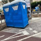 El baño portátil instalado en pleno carril bici de la Rambla.