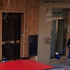 Un portal en la calle Quesada del Zapillo anuncia una vivienda en alquiler.