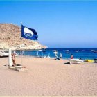 Níjar mantiene la bandera azul en la playa de Aguamarga.