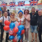 Británicos celebran la coronación.