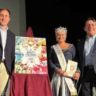 El alcalde de Vera, Algonso García junto a la nueva embajadora Mari Carmen Ramírez y el presidente de la Asociación Juan José Guisado.
