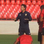 Rubi se dirige a los jugadore en la primera charla de la semana.