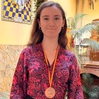 Marina Morales Montero, con su medalla de bronce de la Olimpiada Nacional de Química en el colegio Compañía de María.
