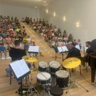 Los alumnos del colegio visitan la Escuela de Música municipal.