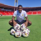 Akieme posa para LA VOZ en a hierba del Estadio de los Juegos Mediterráneos.