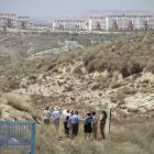 Observadores internacionales visitando las tierras afectadas de contaminación en Palomares.
