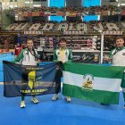 Los tres deportistas del Eleven posan tras el campeonato.