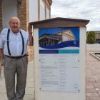 Antonio Pérez Zurano, posa junto a la placa conmemorativa a todos sus compañeros, en la Vía Verde de Huércal-Overa.