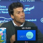 Rubi analizando el partido en la sala de prensa de El Sadar.