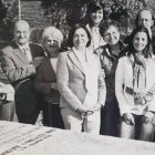 Con Marijé Orbegozo, Federico Utrera y Miguel Naveros, pariente de Carmen de Burgos, entre otros, en el Cementerio Civil de Madrid en octubre de 20