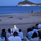 Adoración eucarística en una de las playas de Almería.