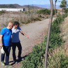 El alcalde Domingo Fernández visita los nuevos árboles plantados.