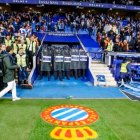 La policía acordonando la puerta de acceso a vestuarios del RCDE Stadium.