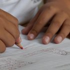 Un alumno realiza sus tareas en el colegio.