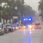 Imagenes de un camión de bomberos con las luces de emergencia puestas en Garrucha.