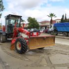 Los servicios de limpieza de Vera retiran adecentan las vías tras el temporal.