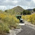 Imágenes de los operarios habilitando caminos en Carboneras.