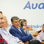 Miguel Cazorla en la sede con sus compañeros.