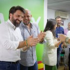 Rojas aplaude junto al parlamentario andaluz Rodrigo Alonso.