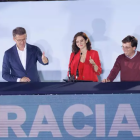 Ayuso junto con Almeida y Feijóo.