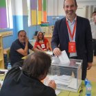 José Luis Amérigo, ejerciendo su derecho al voto en las municipales.