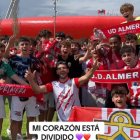 Jorge Ángel con los aficionados del Almería en la rotonda de Fondo Sur.