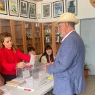 Francisco Torrecillas (UCIN) votando el pasado 28 de mayo.
